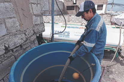 Problema. La solución que aplica la Epmaps ante los cortes es la entrega de agua en tanqueros. El lunes y ayer no hubo servicio en algunos sectores de Calderón.