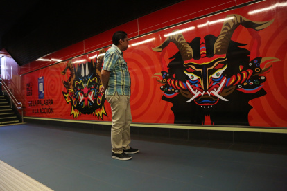 En la estación de la Alameda se transforma en espacio de reflexión y creatividad, donde los viajeros interactúan con el arte contemporáneo y el patrimonio cultural.