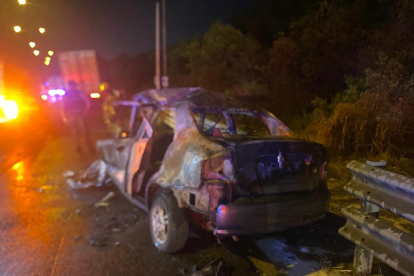 El vehículo quedó calcinado a un costado de la vía Perimetral, la noche del martes 30 de diciembre.