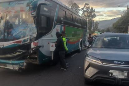Un bus, un auto y una moto se impactaron cuando circulaban sobre la autopista General Rumiñahui, en sentido valle de Los Chillos  - Quito.