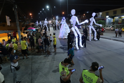 El desfile Gigantes de Luz recorrerá las calles del norte de Guayaquil.