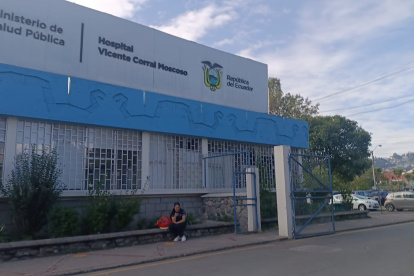 Médicos del área de Emergencias del Hospital Vicente Corral Moscoso, en Cuenca, denuncian desabastecimiento crítico de medicinas e insumos.