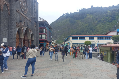 Turistas disfrutan de Baños de Agua Santa, donde la ocupación hotelera alcanzó el 100 % durante el feriado