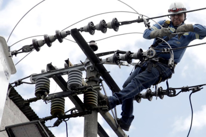La Empresa Eléctrica aseguró que el personal de la entidad atenderá una orden para reparar un poste chocado, el cual habría causado los cortes en Calderón.