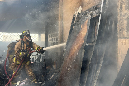 Bomberos combatiendo incendio este 31 de diciembre de 2025.
