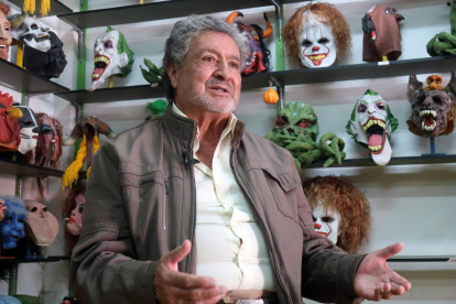 Vicente Paredes, artesano quiteño y creador del Palacio de la Careta, moldea máscaras que dan vida a la tradición del Año Viejo.