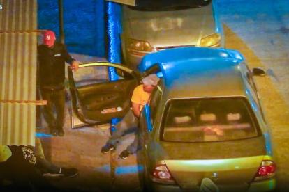 Sujetos vendían estupefacientes desde un vehículo en el centro de Guayaquil.