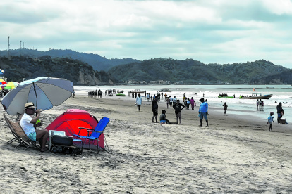 Playas de Esmeraldas reciben a cientos de turistas por el feriado de Año Nuevo.