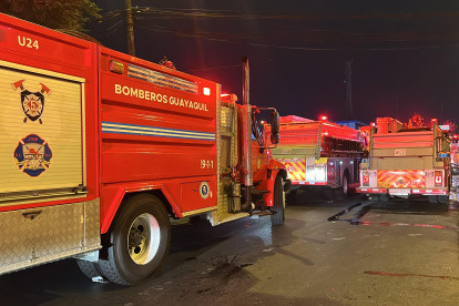 Los bomberos fueron a apagar los siniestros de Guayaquil.