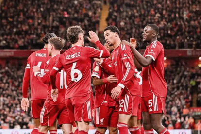 Liverpool pugna por continuar en los primero puestos de la Premier League.
