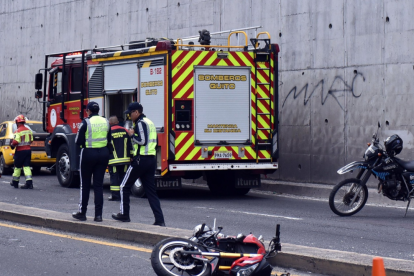 En el puente a desnivel en el sector de San Carlos, av. Occidental, de norte a sur, ocurrió un siniestro de tránsito.