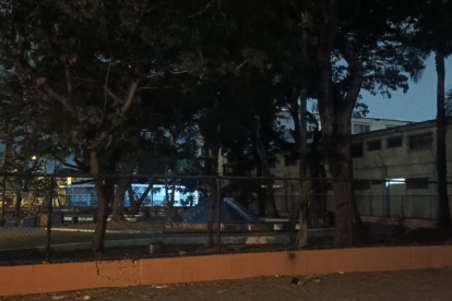 Los moradores piden más iluminación en parque en exteriores de unidad educativa.
