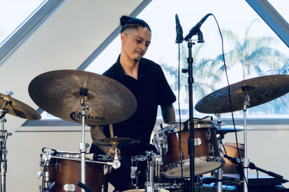 El baterista quiteño Juan ha tocado para artistas y proyectos de diferentes estilos.