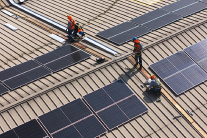 La planta solar provee de energía eléctrica limpia a tres almacenes, ubicados en el sur de Lima.