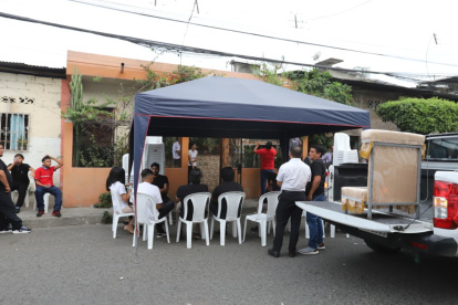 Familiares de Víctor Estrada durante el velorio en Guayaquil, tras el trágico ataque.