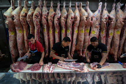 Los trabajadores cortan carne en el frigorífico H&H de Buenos Aires el 5 de diciembre de 2025.