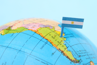 Los trabajadores cortan carne en el frigorífico H&H de Buenos Aires el 5 de diciembre de 2025.