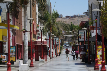 Fotografía de referencia, transeúntes en las calles de la ciudad de Arica.