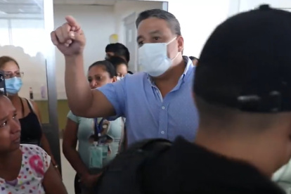Arévalo, visiblemente indignado por señalamientos de que el hospital estaba "colapsado".