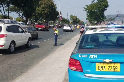 Uniformados de la Agencia de Tránsito y Movilidad (ATM) intentaron dirigir a los conductores en vía a la costa, que estuvo saturada.