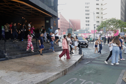Personas salen a la calle tras un sismo este viernes, en Ciudad de México (México).