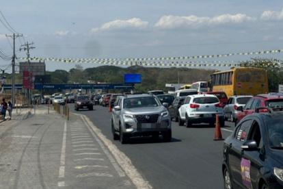 Largas filas de vehículos se formaron este 2 de enero en vía a la costa, con los ciudadanos intentando viajar a las playas.