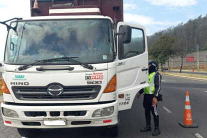 Entre las 06:00 y las 10:00 el transporte pesado no puede circular por la Ruta Viva y Simón Bolívar.