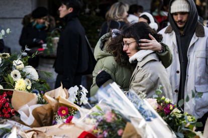 Ciudadanos rinden homenaje a las víctimas del incendio de Nochevieja en la estación de esquí suiza de Crans Montana.