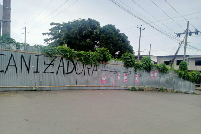 Un cerramiento metálico bordea los paralizados trabajos del Parque Lineal.