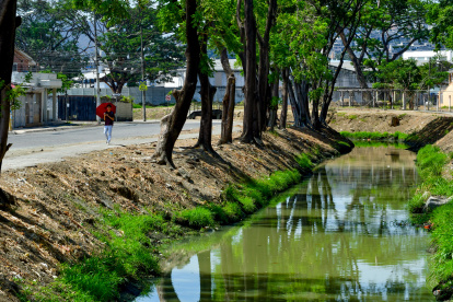 Este espacio, que delimita a Urdenor 1 de la sexta etapa de La Alborada, combina una deficiente infraestructura peatonal y contaminación. Se pide habilitar un terreno municipal.