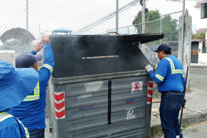 Personal de Emaseo trabajó para retirar los escombros y apagar los contenedores incendiados.