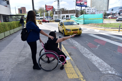 Personas con discapacidad aseguran que los taxis no se detienen para llevarlas. Por ello deben ocultar sus limitaciones para que les paren.