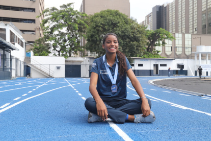 La atleta Nicole Cañola posa sonriente sobre la remodelada pista de atletismo Emilio Estrada Ycaza, en el centro de Guayaquil, donde entrena de lunes a sábado.