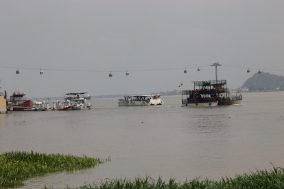 En el río Guayas hay embarcaciones que ofrecen paseos a turistas, pero no hay una opción que permita movilizarse a la ciudadanía entre cantones vecinos.
