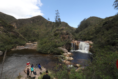 Paisaje. Un grupo de turistas disfrutan de la cascada El Rodeo, que queda en el cantón Oña, provincia Azuay.