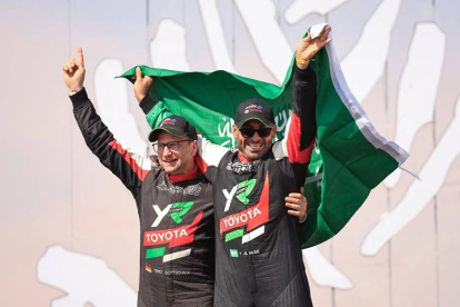 Yazeed Al-Rajhi (d) buscará en su Toyota Hilux revalidar el título de 2025.