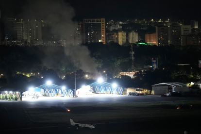 Humo en el aeropuerto de La Carlota tras las explosiones y el vuelo a baja altura de aviones en Caracas, Venezuela, el 3 de enero de 2026.