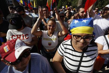 Ciudadanos venezolanos celebran durante una manifestación este sábado 3 de enero de 2026, en Santiago (Chile).