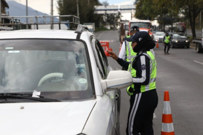 Agentes de la AMT realizan controles de velocidad y estado etílico en la Ruta Viva, como parte de los operativos viales ejecutados este 3 de diciembre en Quito.