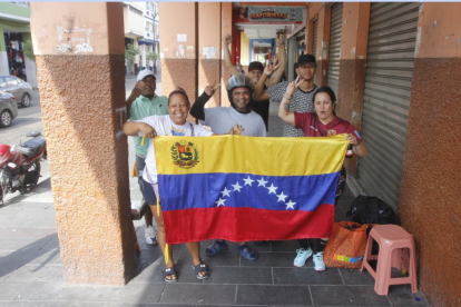 Ciudadanos venezolanos ven más cerca el regreso a su país tras la caída de Nicolás Maduro.