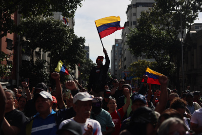 Simpatizantes del oficialismo participan en una manifestación en inmediaciones del Palacio de Miraflores este sábado, en Caracas (Venezuela).