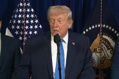 El presidente Donald Trump habla al mundo desde Mar-A-Lago.