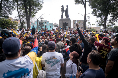 Ciudadanos venezolanos celebran durante una manifestación este sábado, en Lima (Perú).