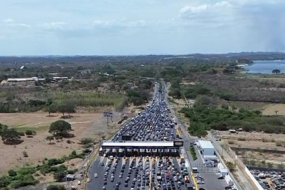 Feriado ha provocado congestionamientos en el peaje Chongón, vía a la costa.