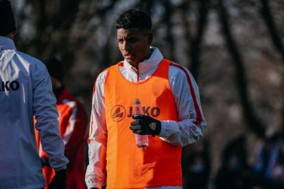Jeremy Arévalo y su primer entrenamiento con el Stuttgart.