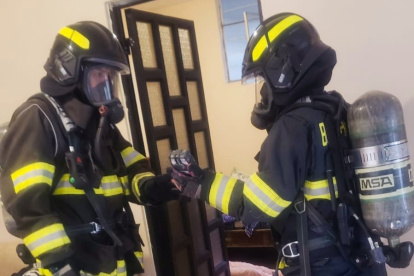 Bomberos atendieron una emergencia por intoxicación con monóxido de carbono en Calderón, norte de Quito.