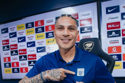 El jugador peruano tras firmar su renovación con Alianza.
