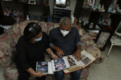 Nostalgia. Los padres de Lisbeth recuerdan momentos con su hija, mientras revisan un álbum de fotos. La tristeza y melancolía los embargan por lo ocurrido.