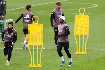 El delantero del Real Madrid, Vinicius (d) y el defensa Fran García (i) durante el entrenamiento de esta mañana en la Ciudad Deportiva de Valdebebas.