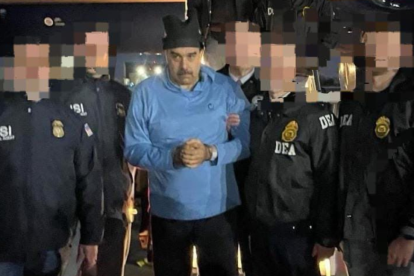 Nicolás Maduro es escoltado por agentes federales tras su llegada a Nueva York.